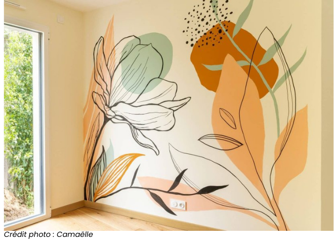 Mur de salon décoré avec une peinture murale florale aux couleurs pastel, par Camaëlle.