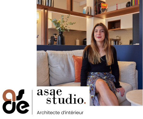 Architecte d'intérieur Marine Vigier de Studio Asae dans un salon moderne, expliquant comment aménager un espace avec de la peinture.