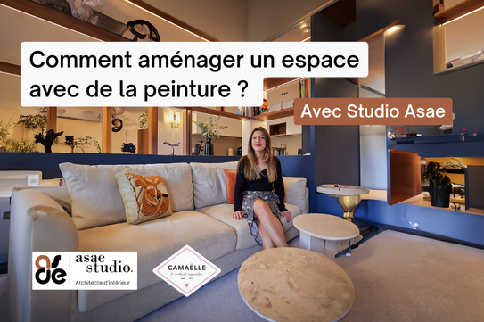 Architecte d'intérieur Marine Vigier de Studio Asae dans un salon moderne, expliquant comment aménager un espace avec de la peinture.