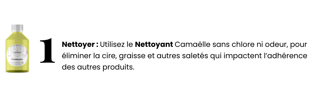 Nettoyage du bois avec le Nettoyant sans chlore ni odeur de Camaëlle, étape cruciale pour une rénovation optimale des meubles.